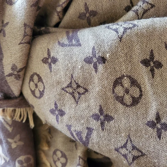 Louis Vuitton Brown and Cream Monogram Shawl - Picture 2 of 3